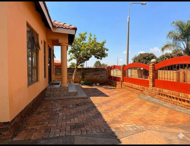 2 BEDROOM HOUSE FOR SALE IN GEELHOUTPARK
